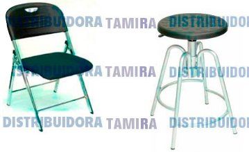 Silla plegable negra junto a un taburete de altura regulable, ambas con estructura de metal.