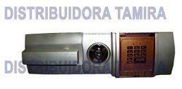 Sistema de seguridad plateado con teclado, probablemente para acceso al edificio.