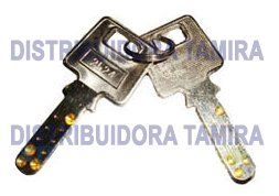 Dos llaves metálicas entrelazadas en un aro. Cada llave tiene una cabeza rectangular