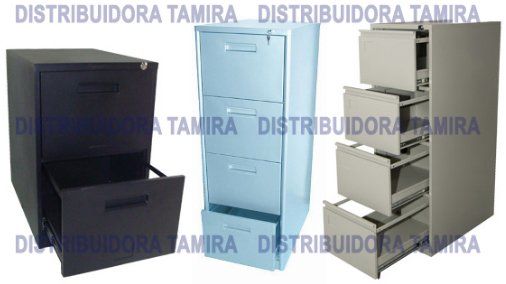 Tres archivadores metálicos: uno negro de dos cajones, uno azul de cuatro cajones 