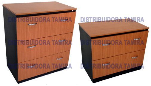 Dos cómodas de madera con cajones y tiradores plateados. Una alta y la otra baja. Marrón y negra.