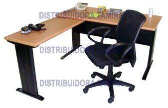 Escritorio de oficina en forma de L con patas negras y tablero de madera, silla de oficina negra.