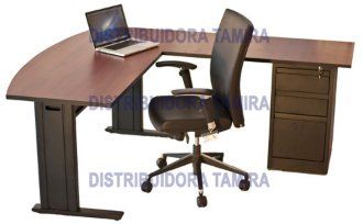 Escritorio de esquina de color marrón oscuro con una computadora portátil, una silla de oficina negra y un archivador.