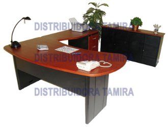 Escritorio de oficina de madera en forma de U con mueble auxiliar, lámpara y accesorios.