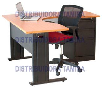 Escritorio de oficina con portátil y silla con ruedas. El escritorio tiene una superficie marrón claro