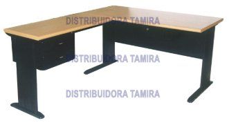 Escritorio de oficina en forma de L; base negra, tablero en tono madera clara. Tres cajones en un lateral.