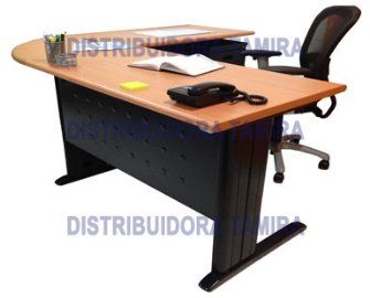 Escritorio de oficina en forma de L con base negra y tablero de madera. Sobre él hay un teléfono, un libro y una silla.