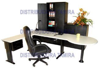 Conjunto de muebles de oficina: escritorio en blanco y negro, silla, armarios de almacenamiento y arreglo floral.