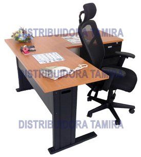 Escritorio de oficina en forma de L con silla de malla negra. Escritorio de madera, patas negras, papelería visible.