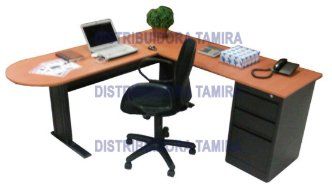 Escritorio de oficina en forma de L con una computadora portátil, una planta, una silla y un teléfono