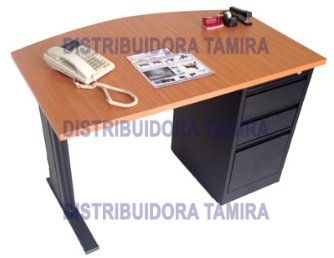 Escritorio de oficina de madera con cajones, teléfono y material de oficina.