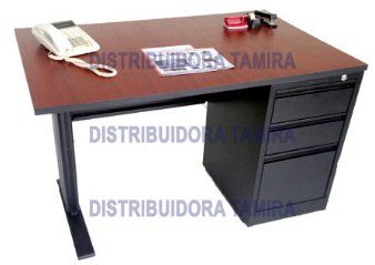 Escritorio de oficina con tapa marrón oscuro, patas negras y cajonera negra.