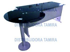 Mesa moderna plateada y negra con tablero redondeado y pata de pedestal simple.
