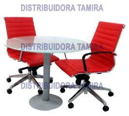 Sillas de oficina rojas y una mesa de cristal.