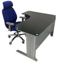 Silla de oficina azul junto a un escritorio gris moderno con superficie negra.