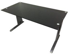 Escritorio con tapa de cristal negro y patas de metal plateado.