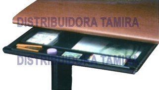 Escritorio marrón con una bandeja de almacenamiento negra adjunta que contiene artículos de papelería.