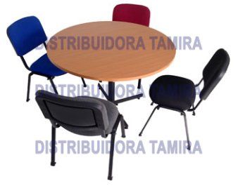 Mesa redonda de madera con cuatro sillas, azul, rojo, gris y negro.