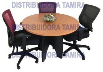 Mesa de conferencias redonda con tres sillas; respaldos de malla de color rojo, morado y negro.