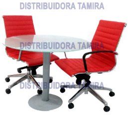 Sillas de oficina rojas con una mesa de cristal sobre fondo blanco.
