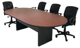 Mesa de conferencias con cuatro sillas de oficina negras.