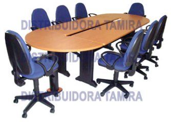 Mesa de conferencias rodeada de sillas de oficina azules.