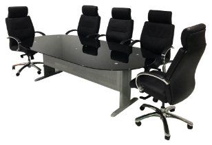 Mesa de conferencias con seis sillas de oficina de cuero negro.