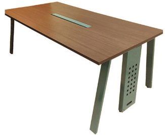 Mesa de conferencias rectangular de color marrón con patas de metal y ranura central para gestión de cables.