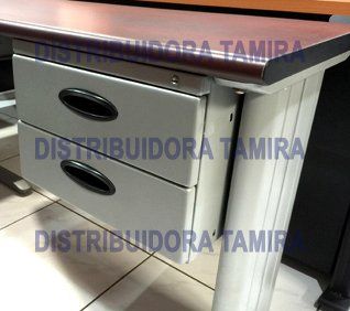 Cajones de escritorio grises unidos a un escritorio, con tablero de mesa marrón.