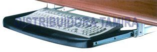 Bandeja para teclado montada debajo de un escritorio de madera. La bandeja es negra y el teclado es visible.