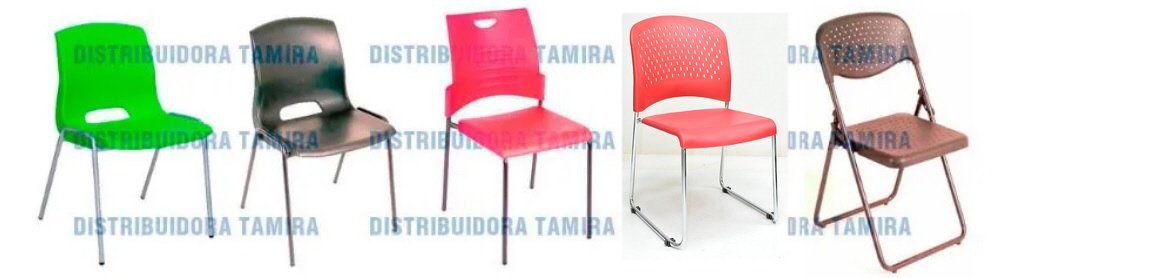 Cinco sillas de diferentes colores en fila: silla plegable verde, negra, roja, roja y marrón.