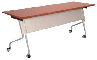 Una mesa rectangular de color marrón con un panel blanco y cuatro patas con ruedas.