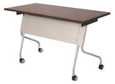 Mesa de oficina plegable, tapa marrón, panel frontal blanco, patas grises con ruedas.
