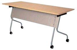 Mesa plegable rectangular de color tostado con ruedas, estructura y patas de color plata.