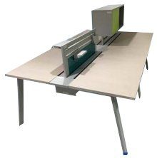 Escritorio de oficina moderno con divisor central y almacenamiento en color verde y gris, superficie de madera clara