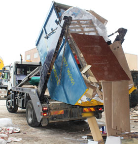 Skip Hire Lorry - Ongar - Lunnon Plant & Waste Services  - Skip tipping