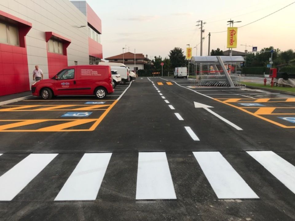 segnaletica orizzontale con strisce pedonali