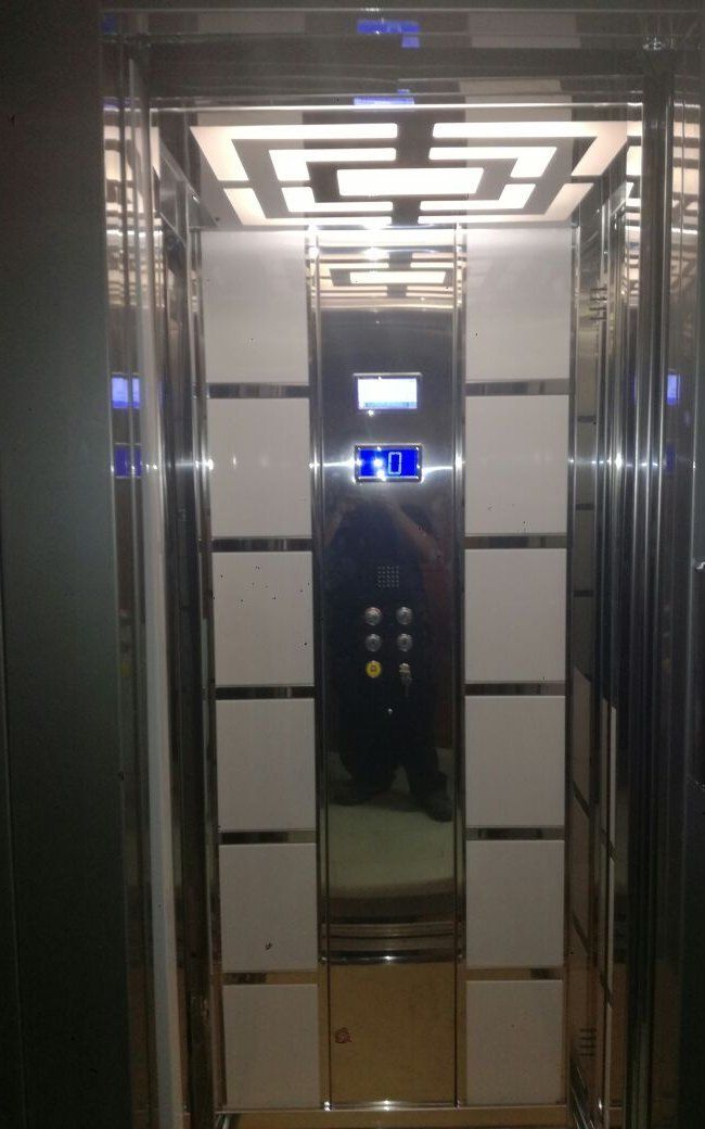 ascensore con illuminazione a tetto moderna