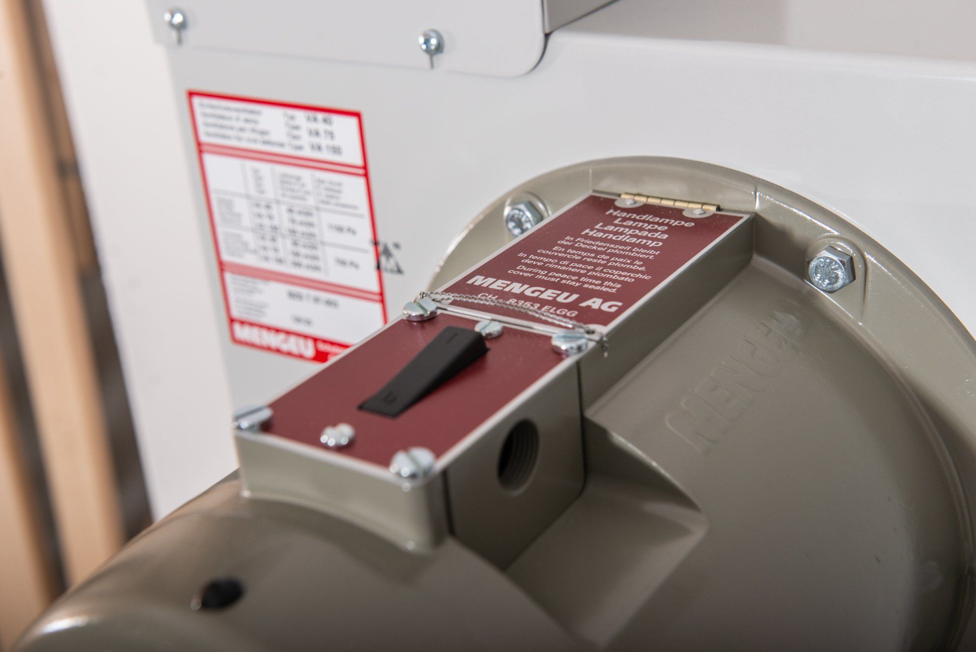 Schutzraum-Ventilator mit Motorschalter und integrierter Notleuchte
