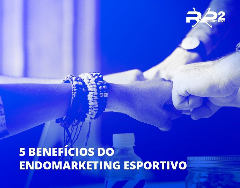Mãos unidas em grupo com o texto
