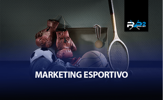 Equipamentos esportivos, incluindo luvas de boxe, uma bola de futebol e uma raquete de tênis, estão dispostos em uma prateleira com o texto