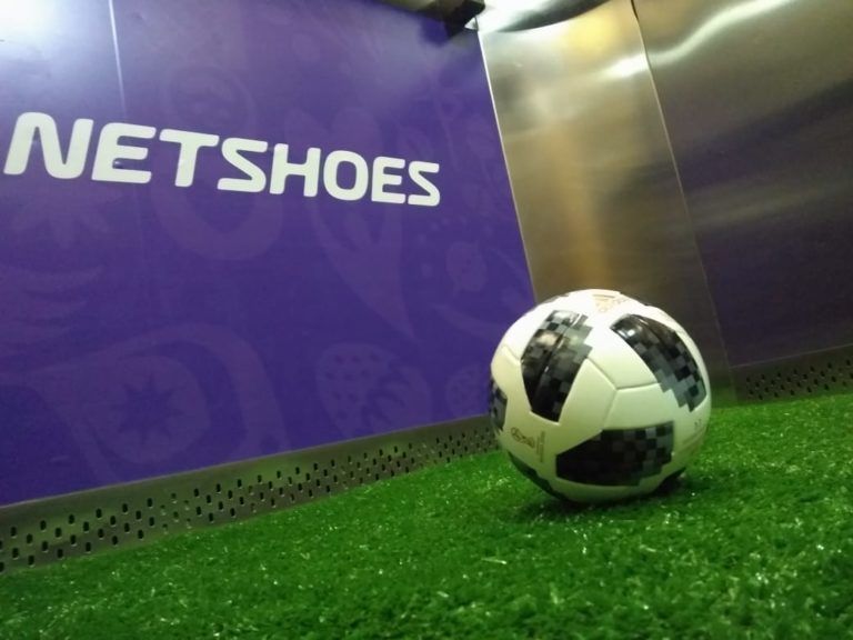 Bola de futebol em grama artificial, com logotipo 