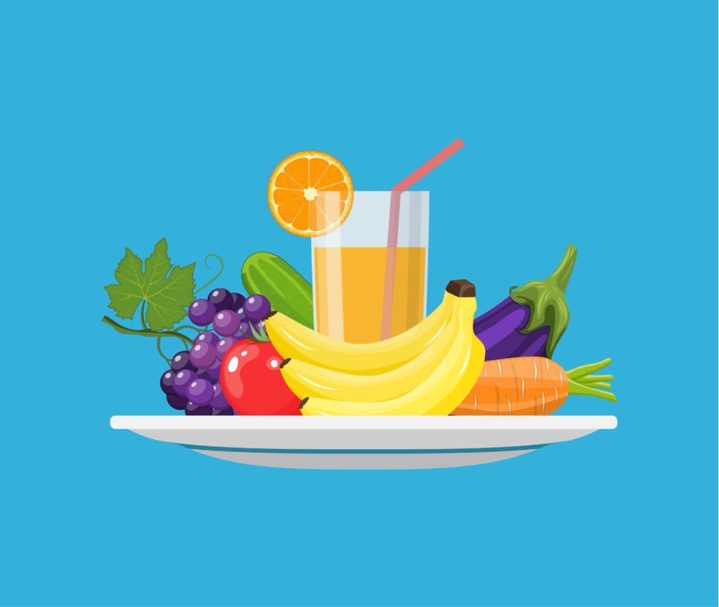 Prato com uma variedade de frutas e vegetais, incluindo uvas, banana, cenoura e suco de laranja. Em um fundo azul.