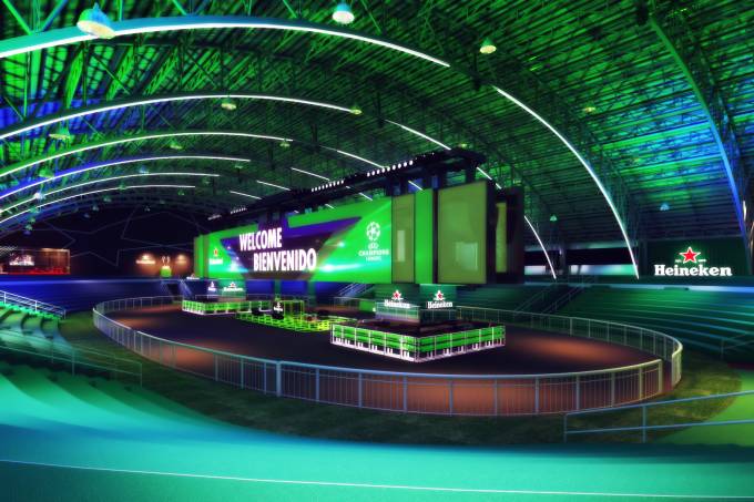 Vista interna de um espaço para eventos com um palco exibindo