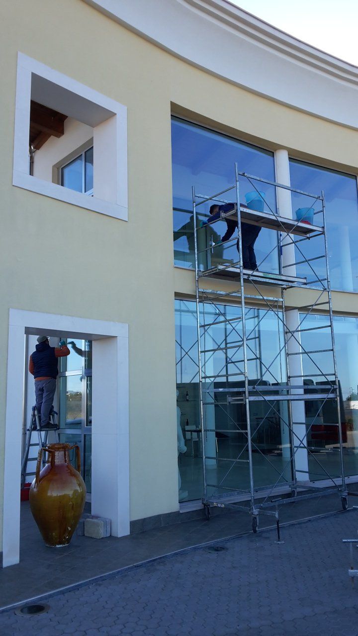 pulizia facciata a vetri