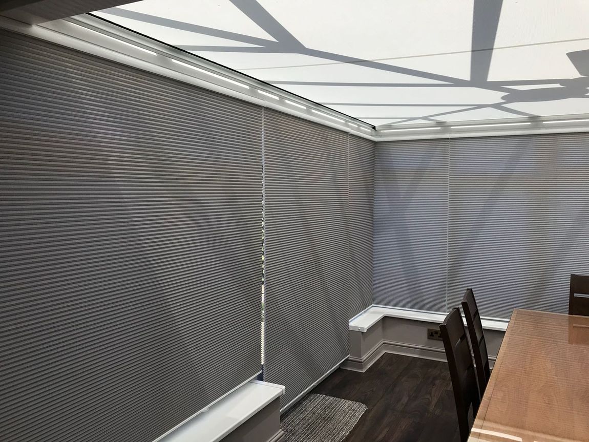 Underglass roof blind