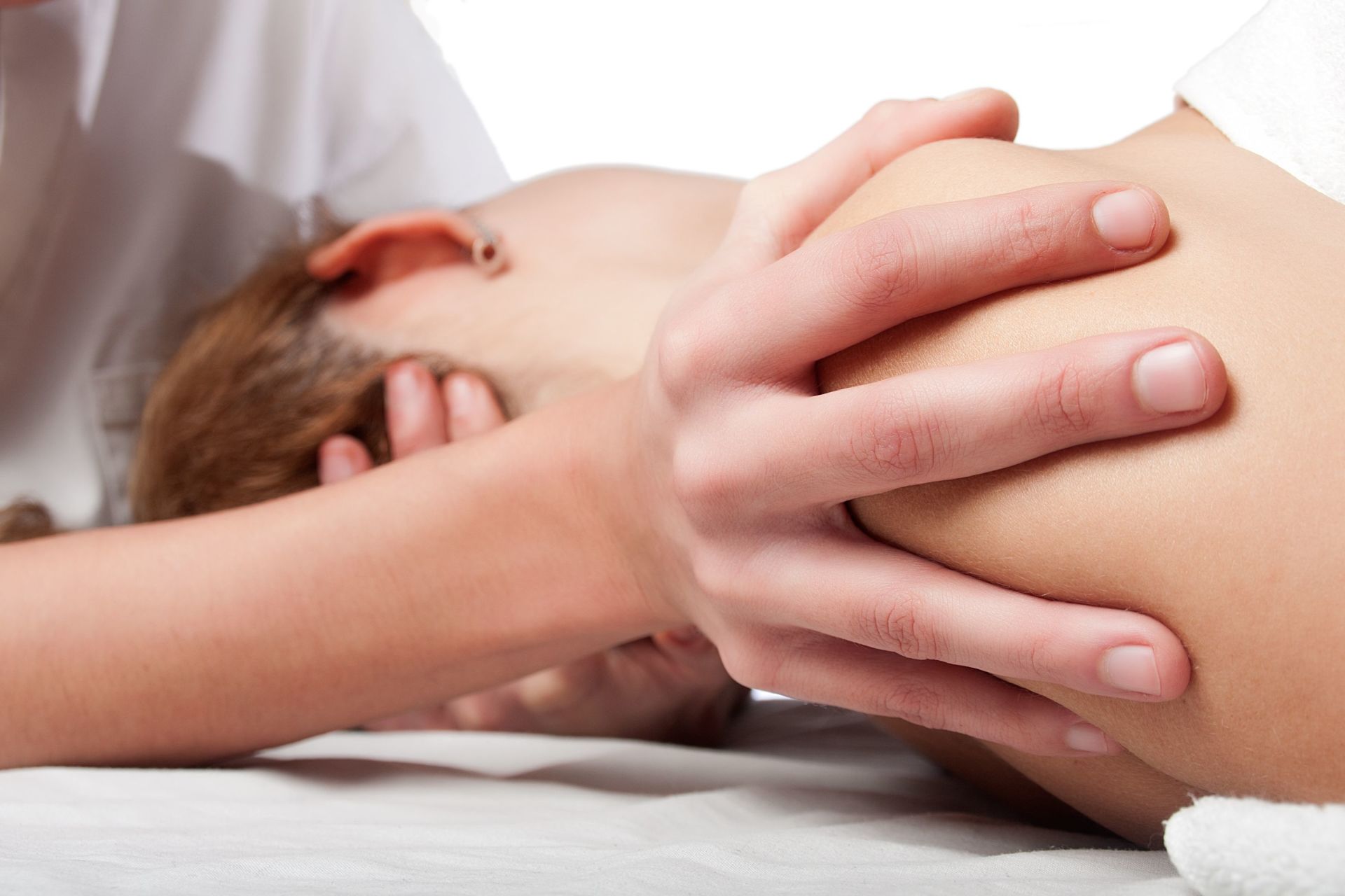 Mani su collo e spalle; massaggio terapeutico.