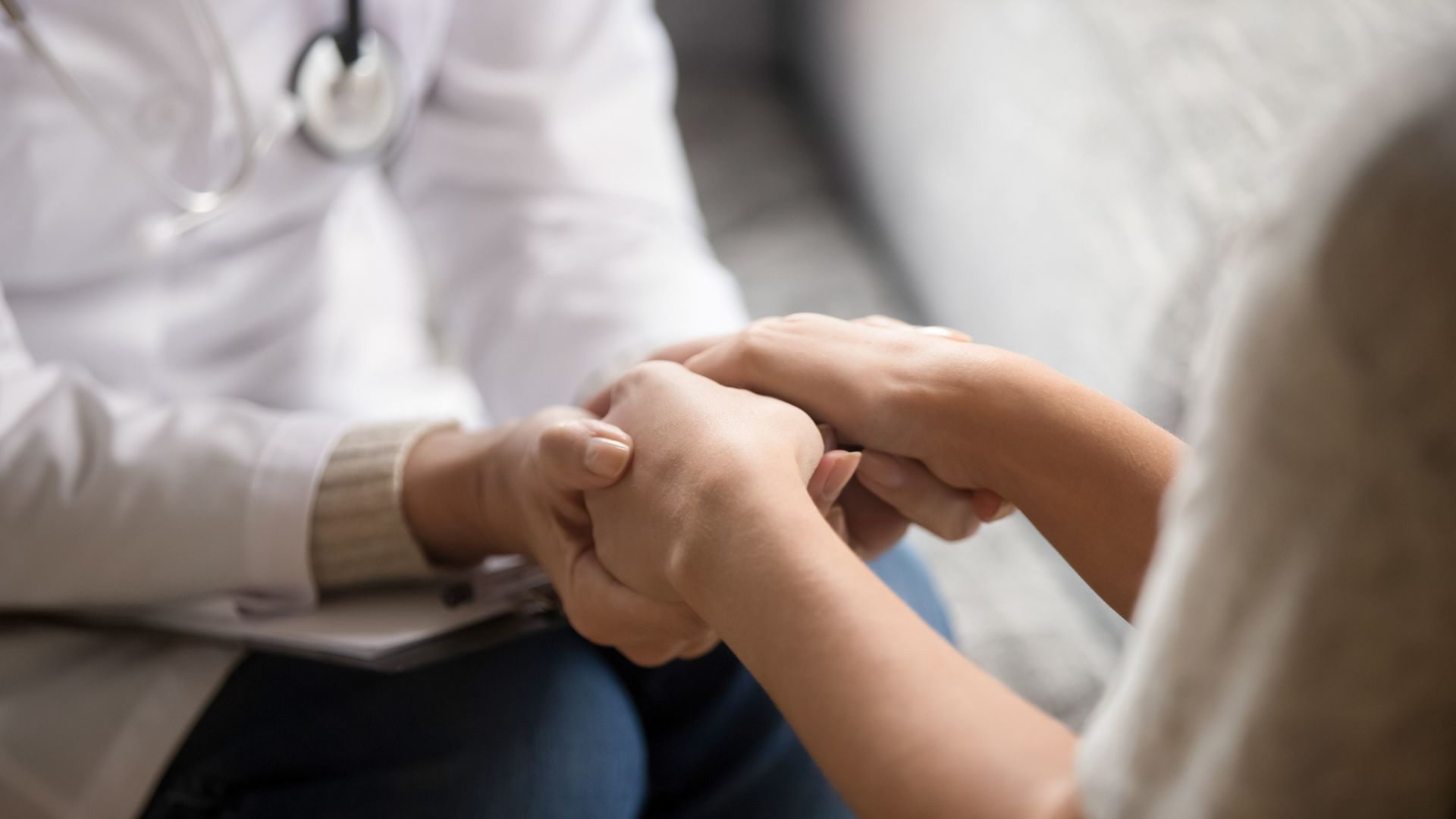 Il medico tiene le mani del paziente, offrendogli conforto e sostegno.