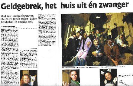 Krantenartikel met een groep mensen, kop 