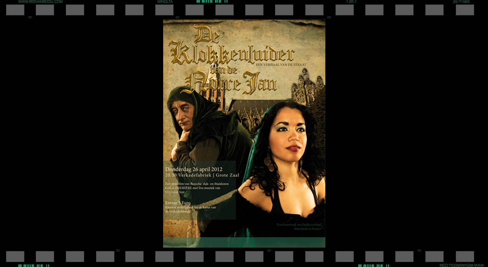Filmposter: Vrouw met donker haar; man met capuchon, donkere achtergrond met tekst.